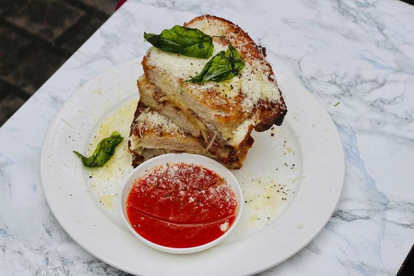 Сирний мелт з яловичиною