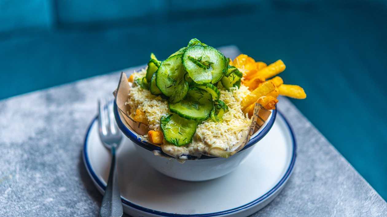 Friikartulid trühvlikastme, parmesani ja soolakurgiga