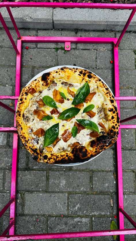 Піца з білими грибами та ерінгами