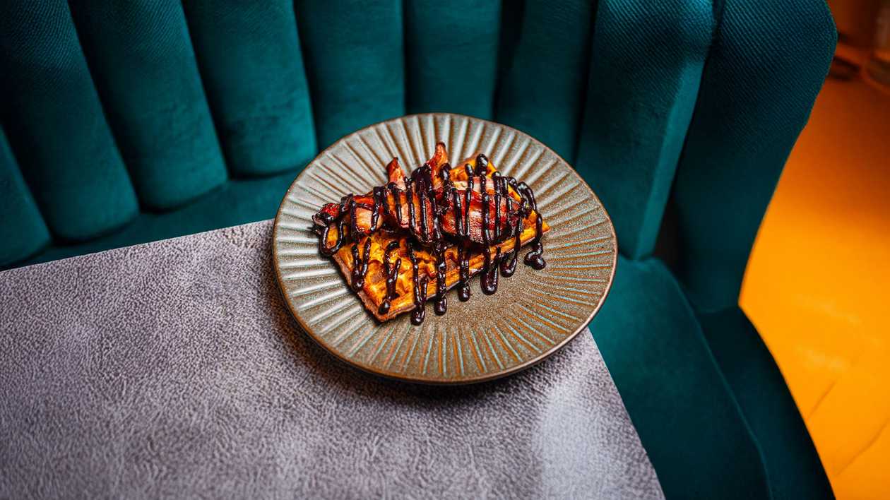 Belgia vahvel peekoni, chipotle või ja mustika-BBQ kastmega