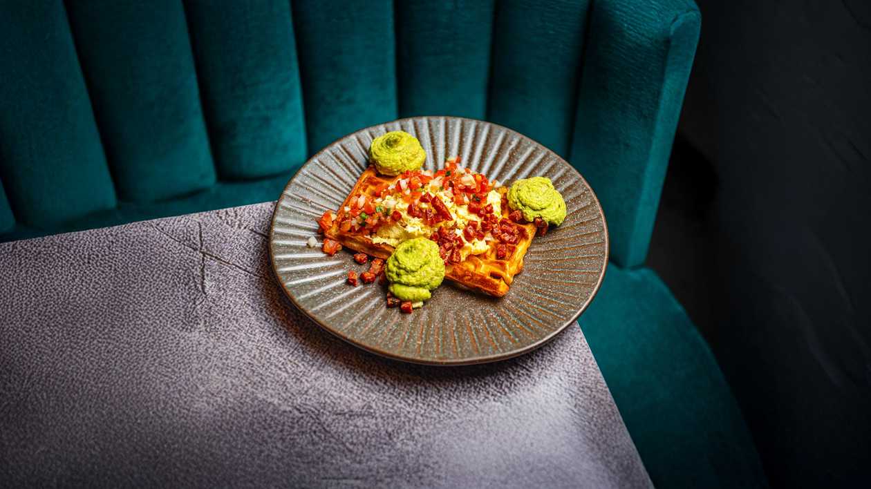 Belgia vahvel munapudru ja krõbeda Diavola salaamiga