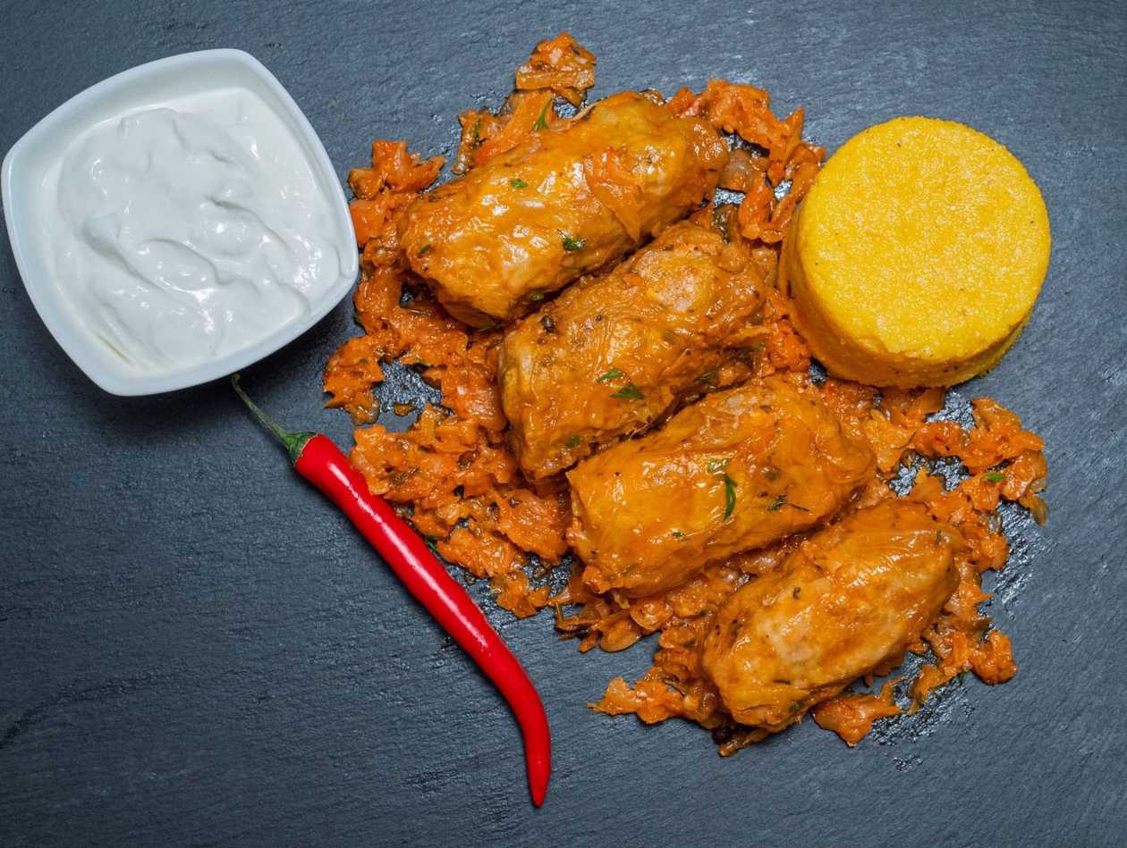 Sarmale 4 Bucăți + Mămăligă + Ardei