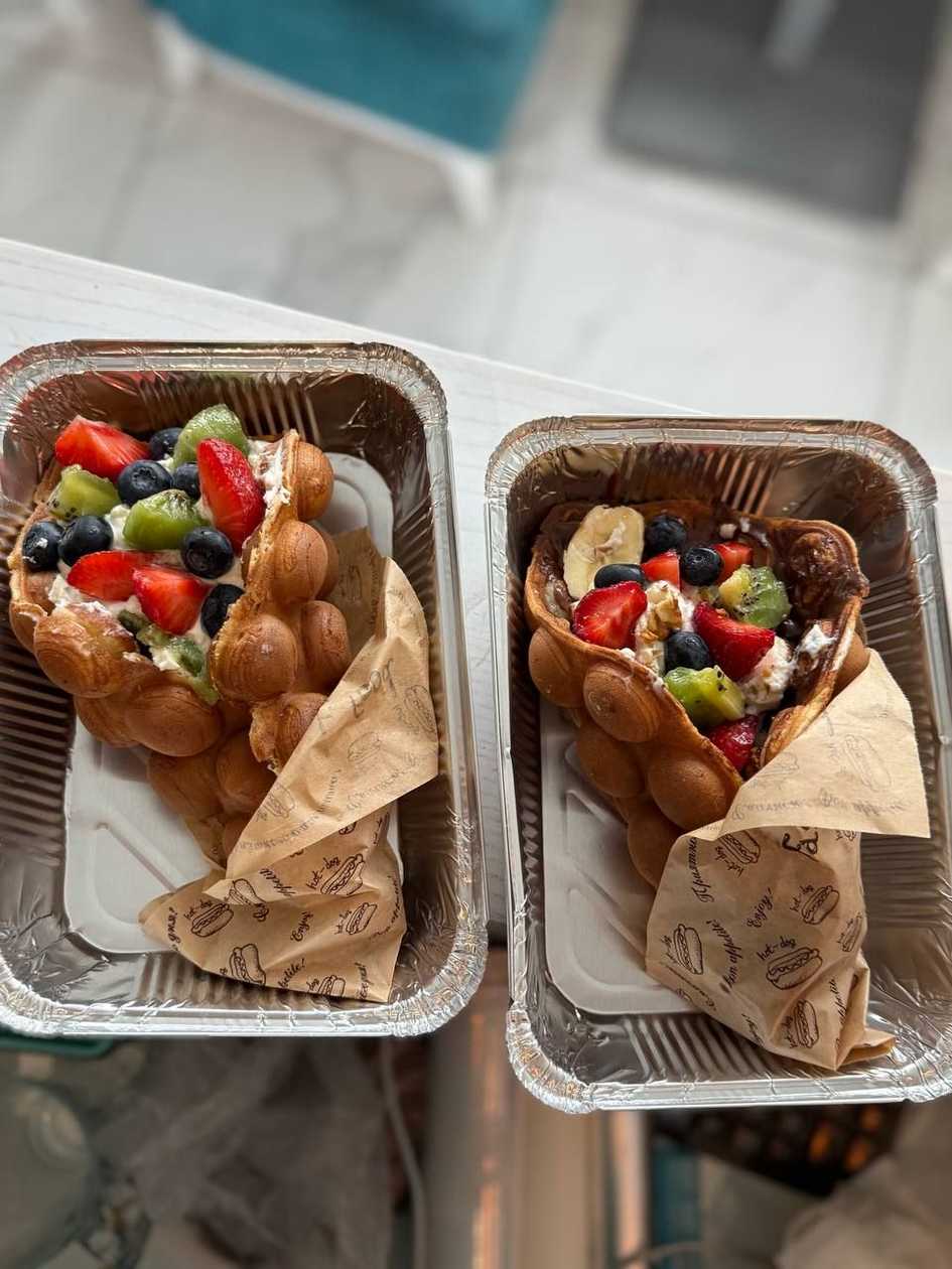 egg Waffle "Вершкова з сезонними ягодами"