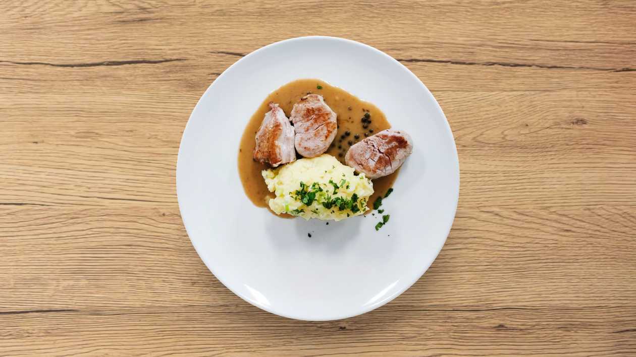 Medailonky z vepř. panenky, pepřová omáčka, šťouchané brambory s cibulkou