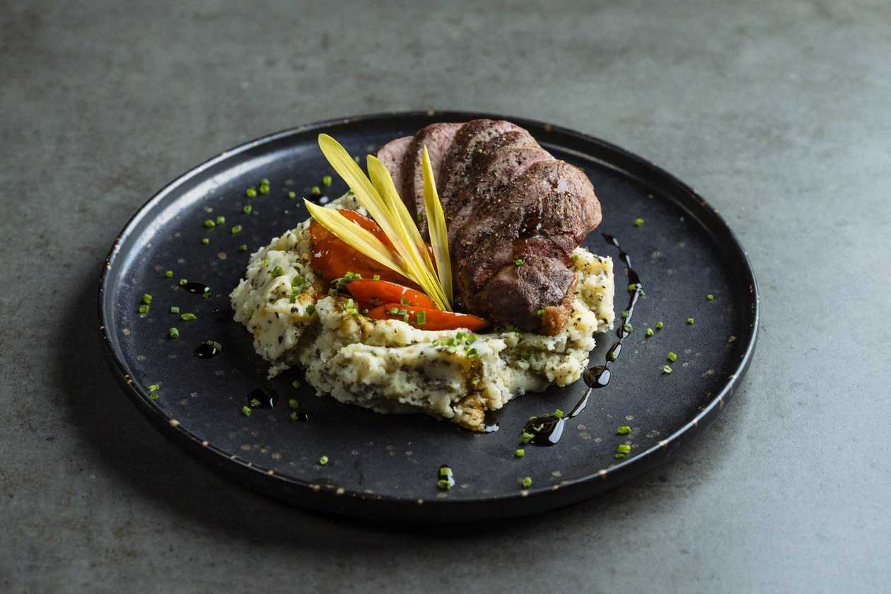 Piept de rață cu piure de cartofi cu trufe și morcov caramelizat