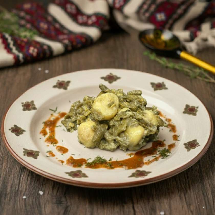 Fasole verde cu cartofi și usturoi - 200gr