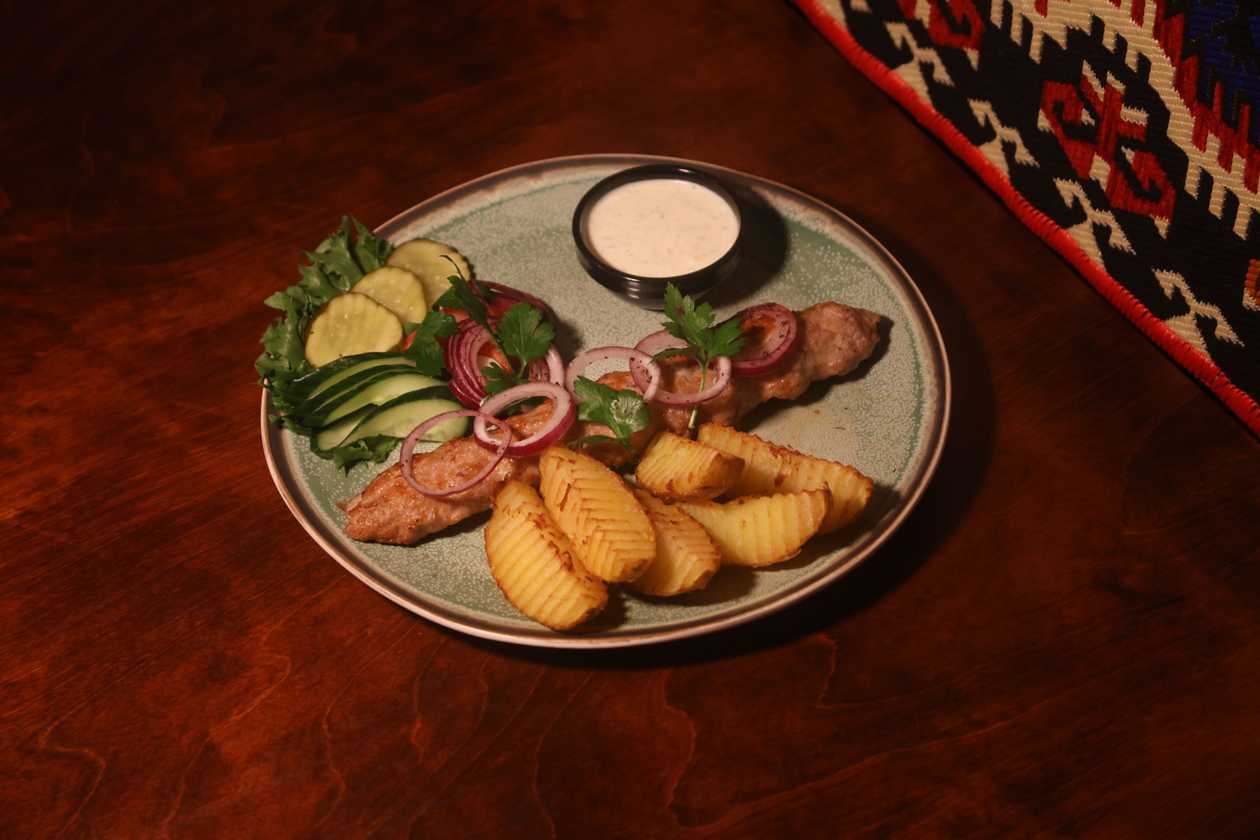 Kana kebab ahjukartuli ja värske salatiga