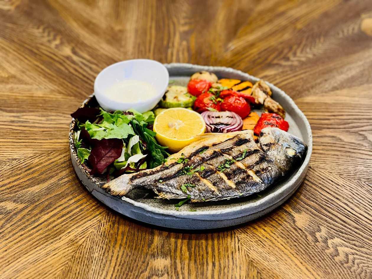 Dorada cu legume pe plita