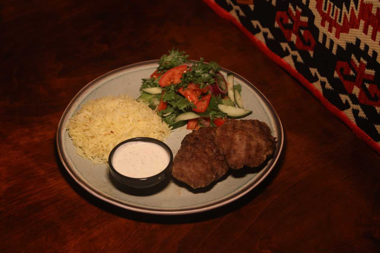 Kotletid riisi ja värske salatiga