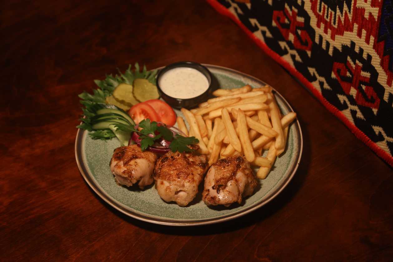 Kanašašlõkk kintsulihast friikartulite ja värske salatiga