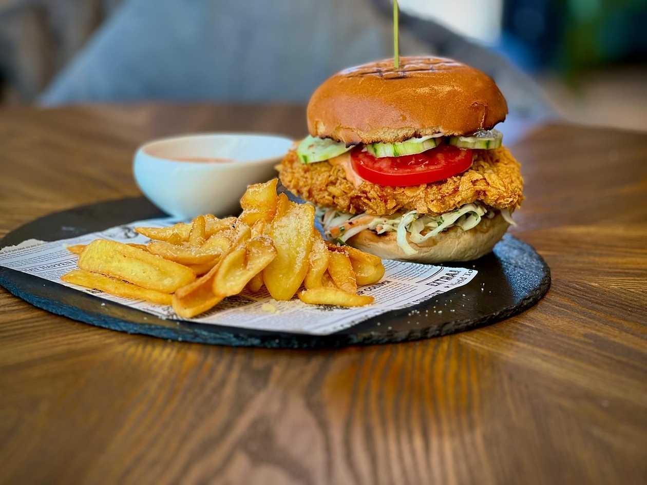 Burger Grota Rece cu pui crocant