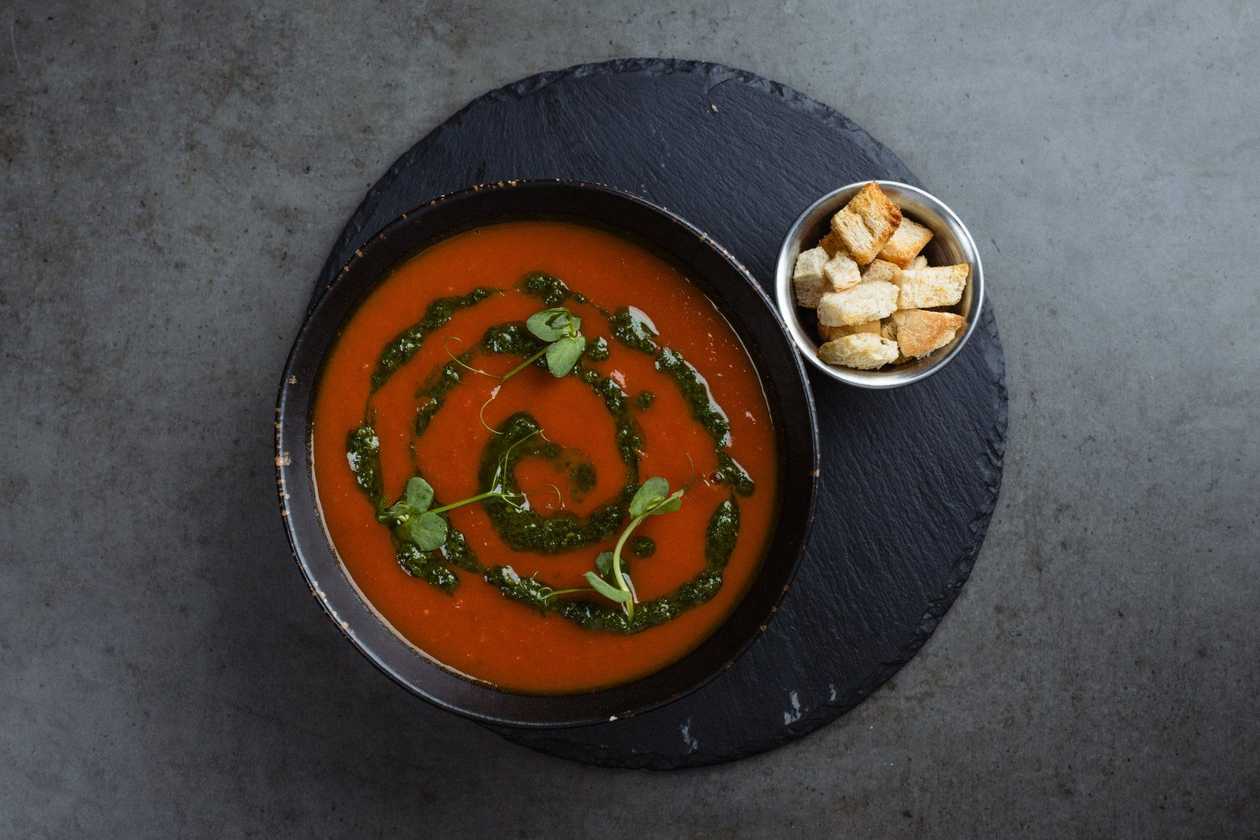 Supă cremă roșii cu pesto