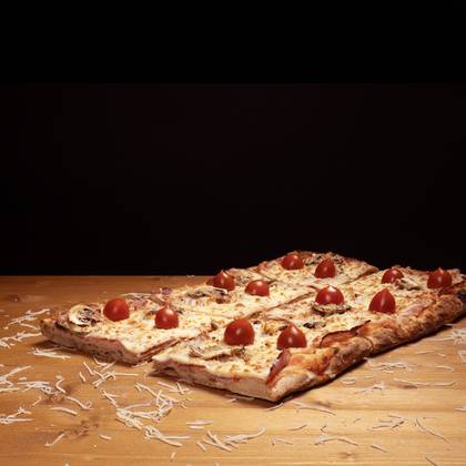 Pizza LUCA cu sunca si ciuperci - Felie