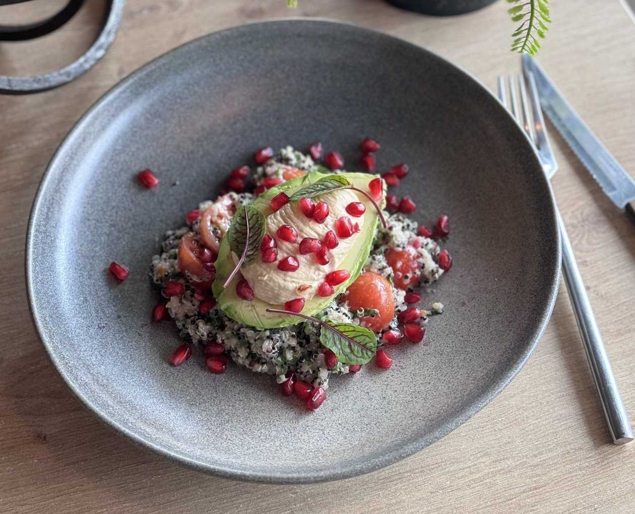 Salata vegana cu quinoa, rosii cherry, avocado, hummus