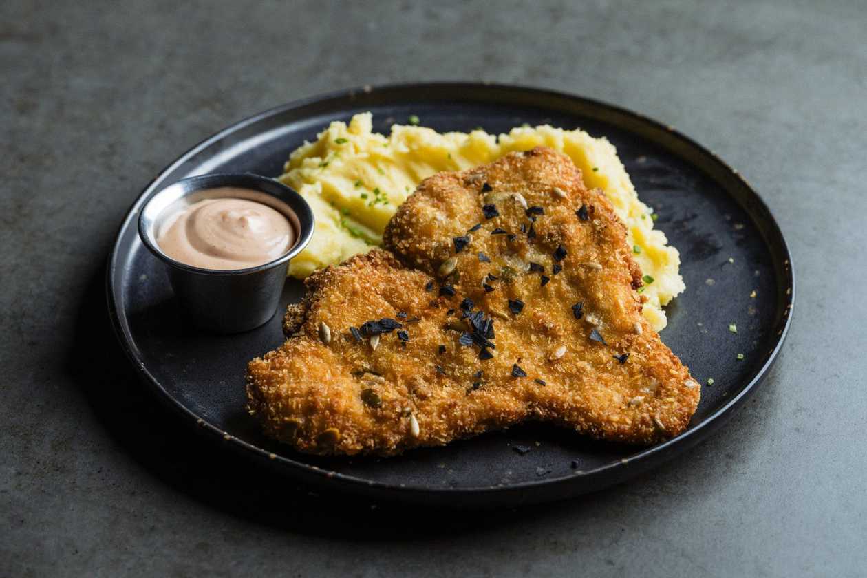 Schnitzel de pui cu semințe, piure de cartofi cu sos sweet insanity