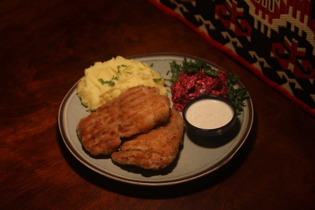 Kana šnitsel kartulipüree ja peedisalatiga