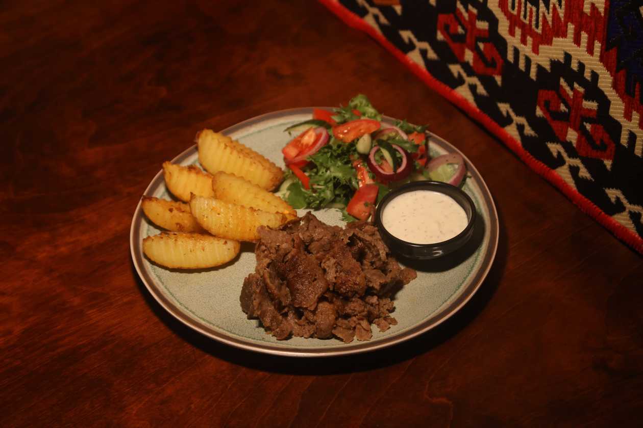 Veiseliha döner kebab ahjukartuli ja värske salatiga