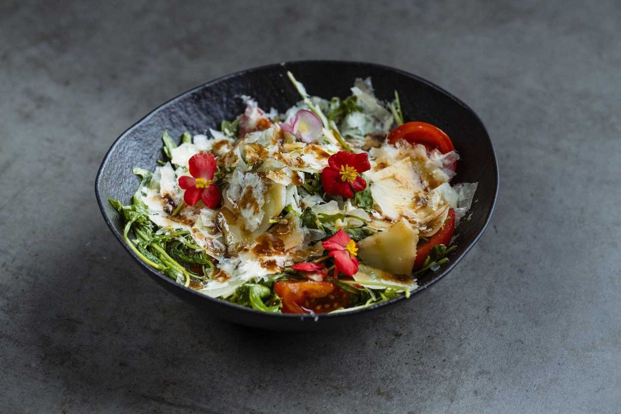 Salată de rucola cu roșii cherry, fulgi de branza Grana Padano și sos de rodie
