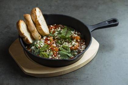 Creveti saganaki