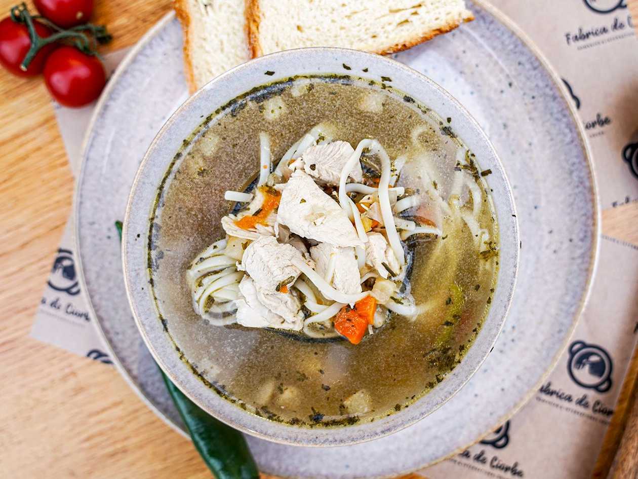 Supă de pui cu tăiței