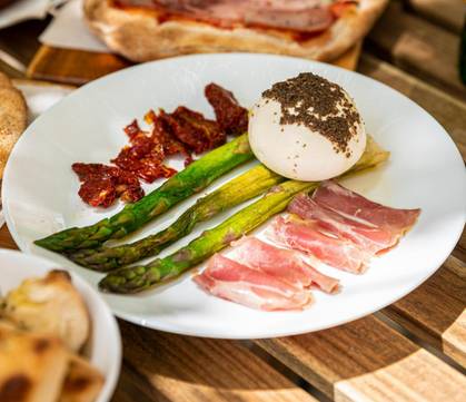 Burrata con Asparagi