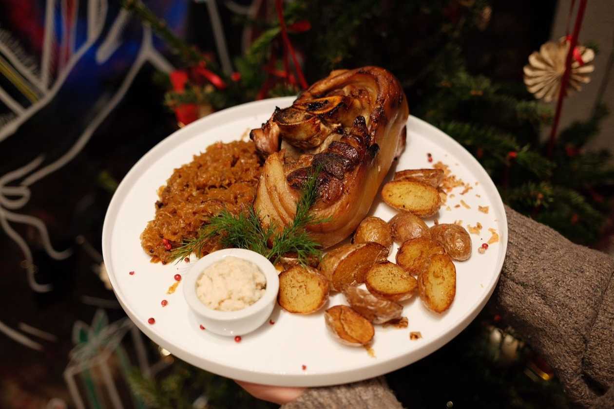 Cūkgaļas stilbs medus glazūrā ar ceptiem kartupeļiem un sautētiem kāpostiem