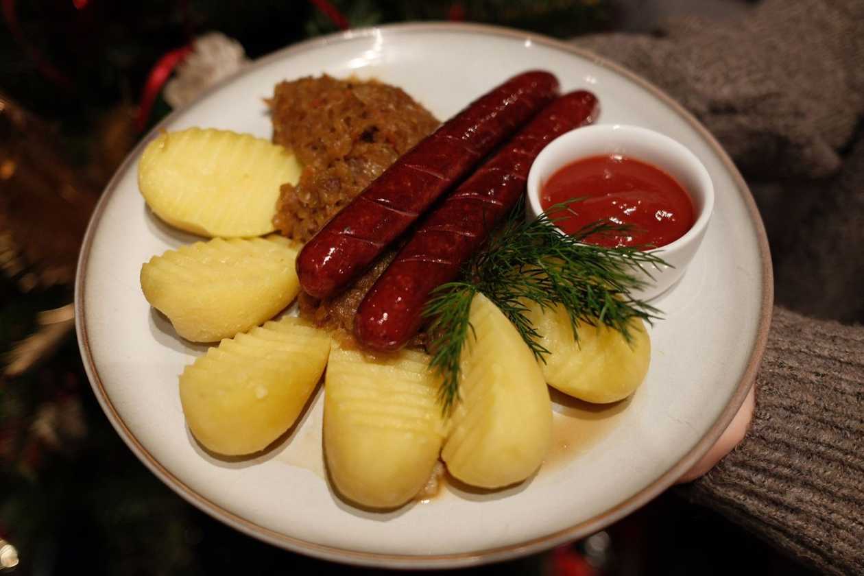 Mednieku desiņas ar sautētiem kāpostiem un kartupeļiem