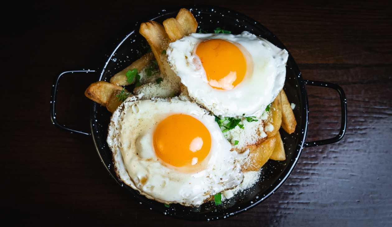 Cartofi prajiti cu parmezan si 2 oua