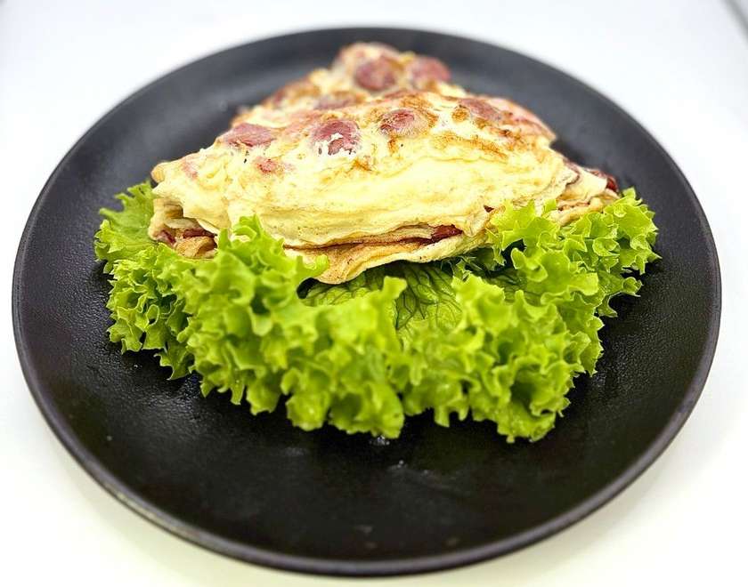 Omleta cu cabanos si bacon