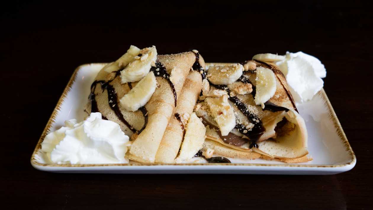 Clatite cu ciocolată, biscuiți, banane