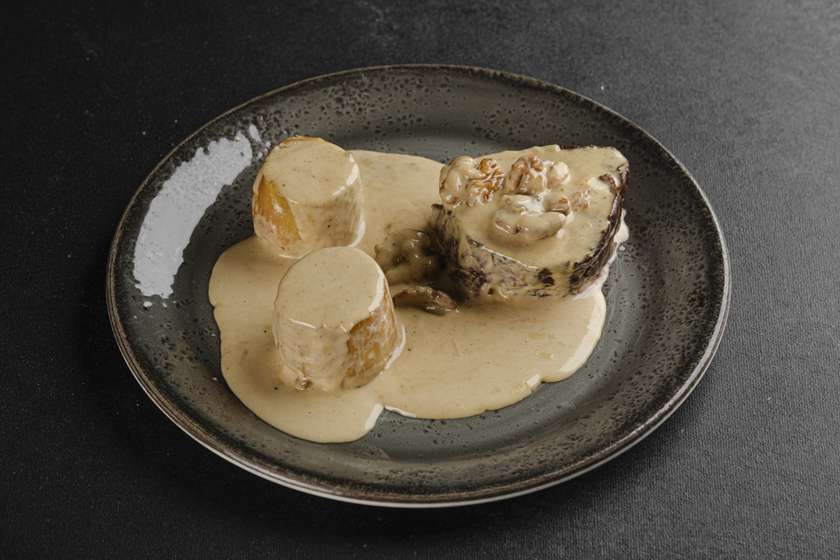 МЕДАЛЬЙОН ІЗ ЯЛОВИЧИНИ У СОУСІ БЛЮ-ЧІЗ