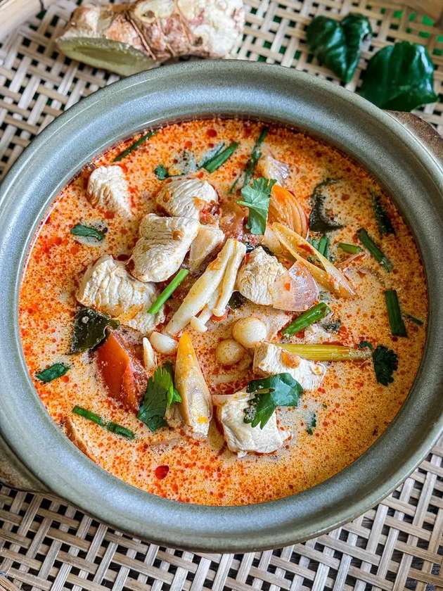 Zupa tom yum z kurczakiem