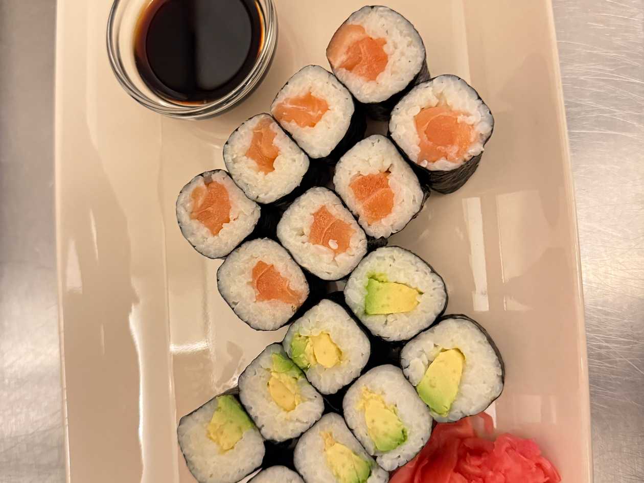 A13. Maki Avokádo a Losos