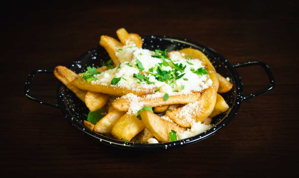 Cartofi prajiti cu parmezan, usturoi