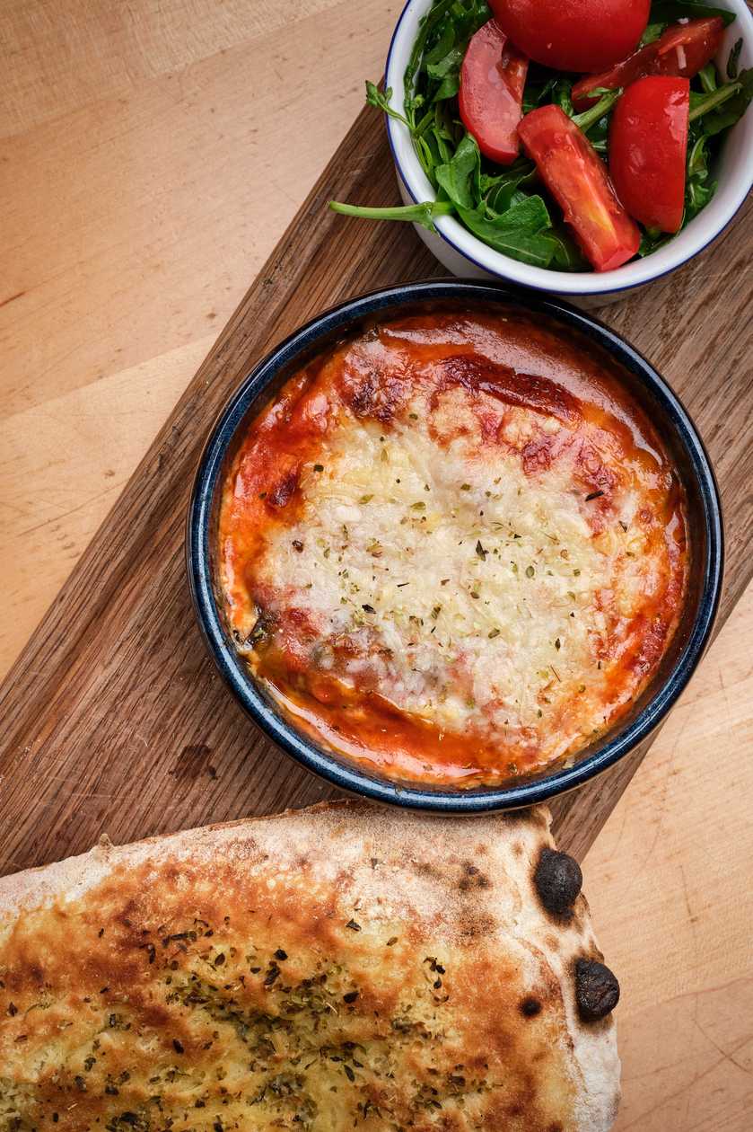 Rulouri din vinete coapte, umplute cu ricotta