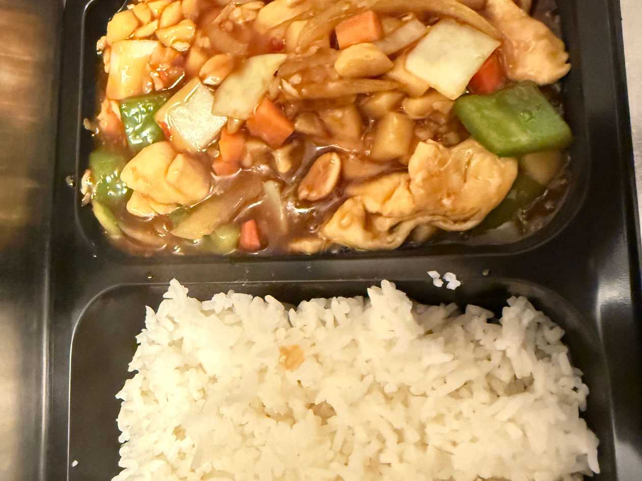 M9. Kuře "Kung-Pao" s rýží (sladkopikantní)