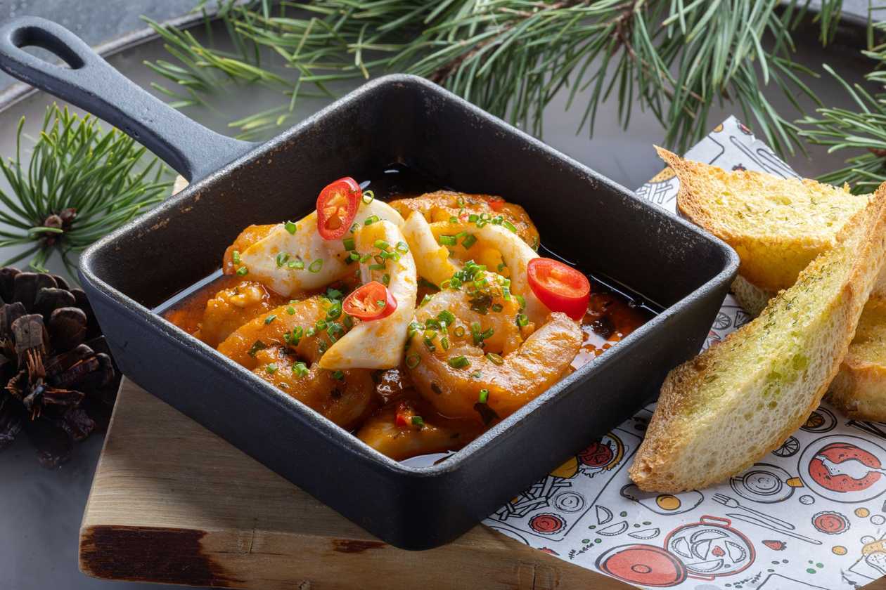 Vahemereline pann krevettide ja kalmaariga