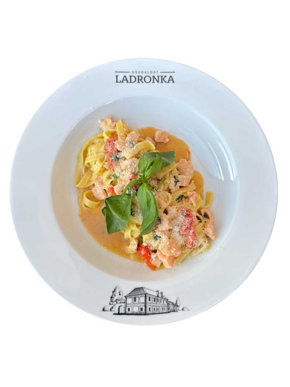 Tagliatelle al Salmone Fresco e Pomodoro