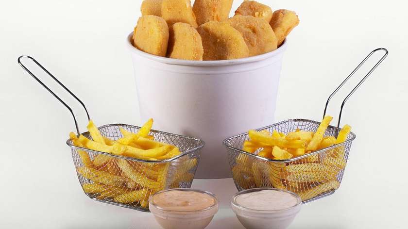 12 Ks Mix smažených sýrů Gouda a Hermelín + 2x malé hranolky + 2 tatarské omáčky