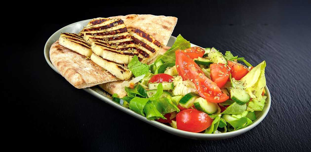 Halloumi cu pită și salată