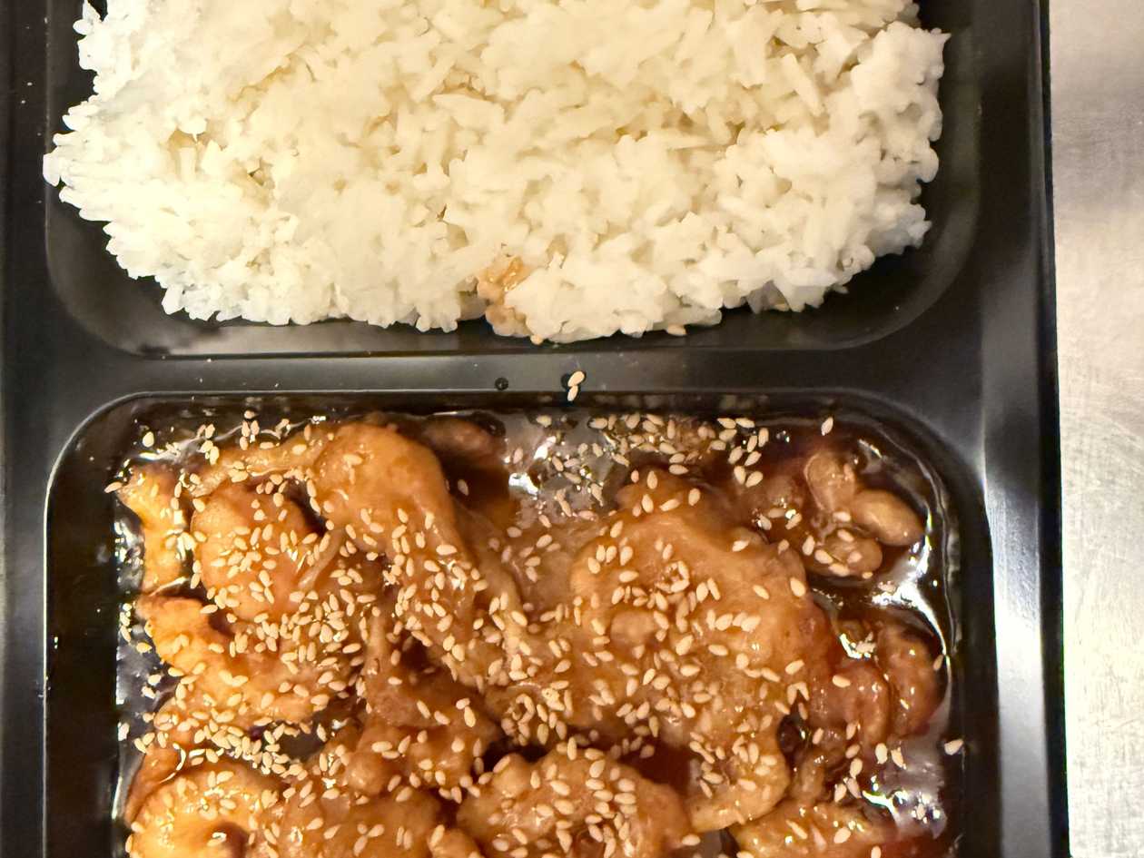 M18. Kuře se Sezamem s Rýží (Sladkokyselé)