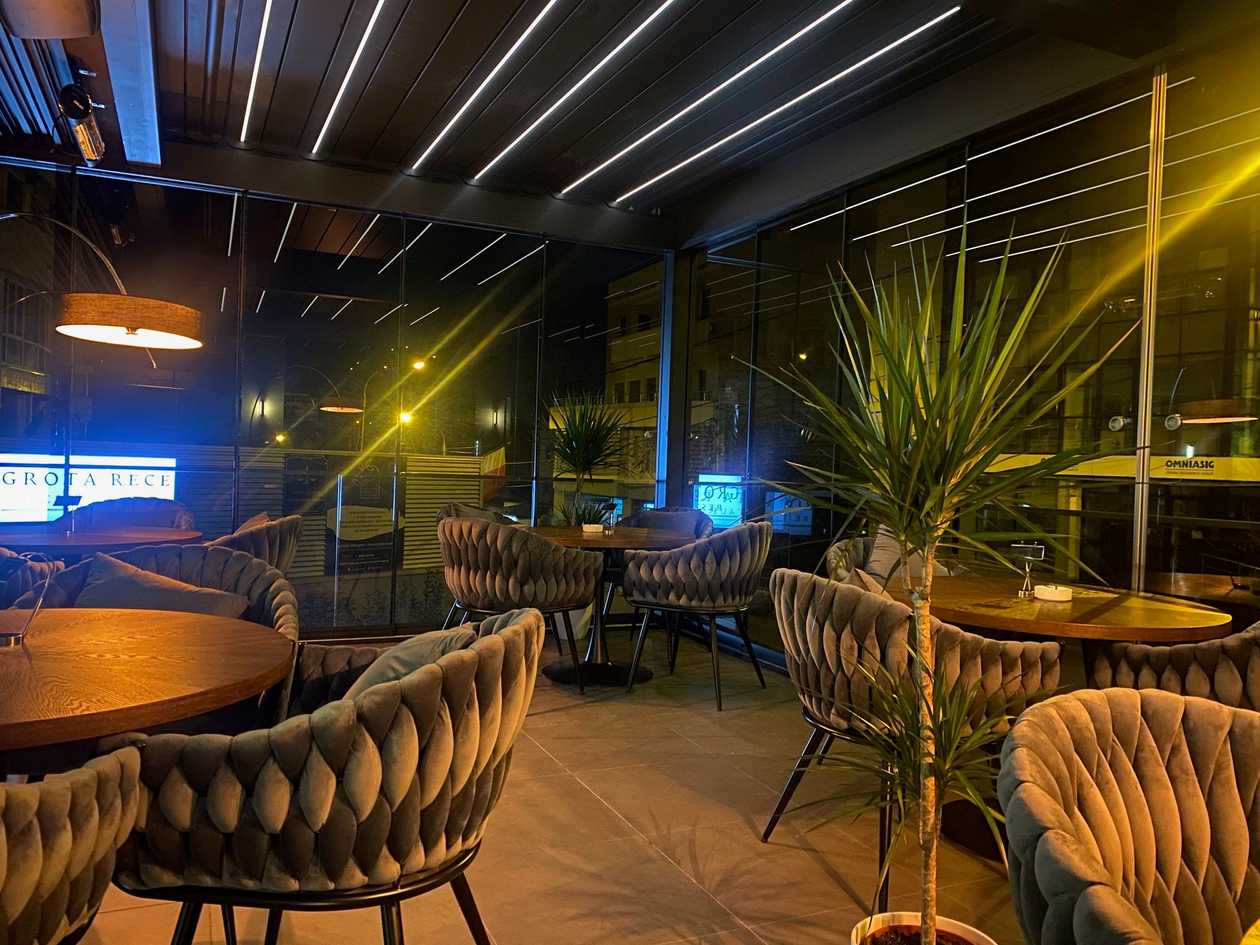 Smoothie cu ananas, castraveti, spanac, kale