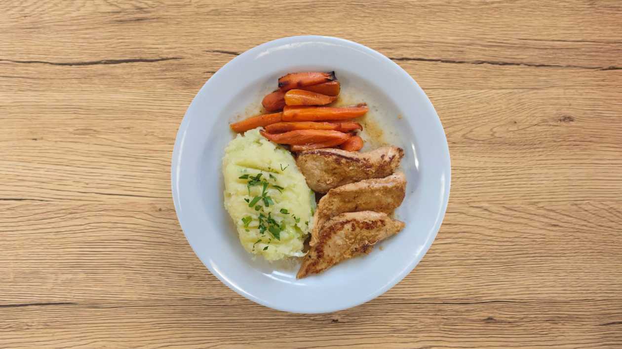 Kuřecí prsa, pečená karotka, pečené brambory