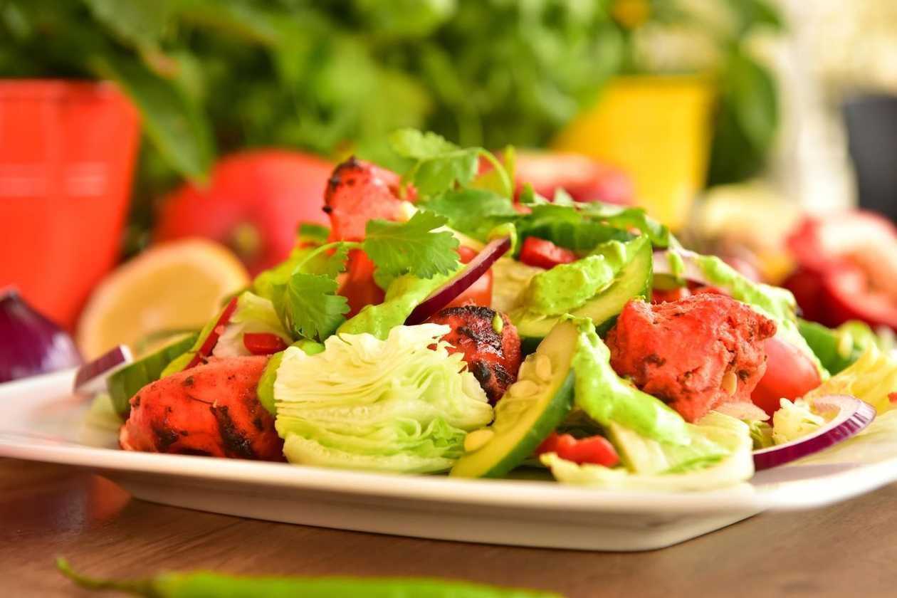 Sałatka z grillowanym serem Paneer Tikka 🌱