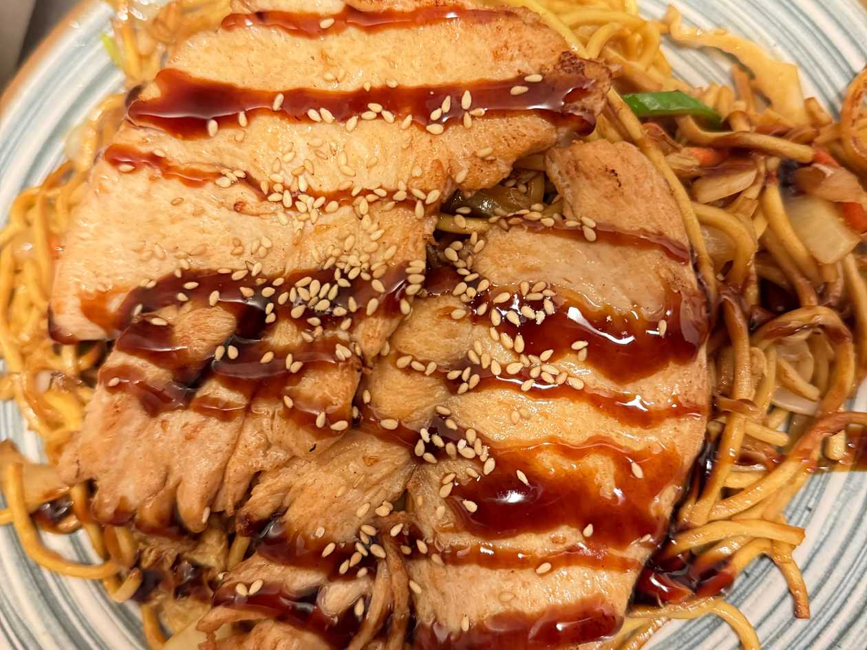 M63. Smažené nudle s kuřecí řízek a teriyaki omáčce