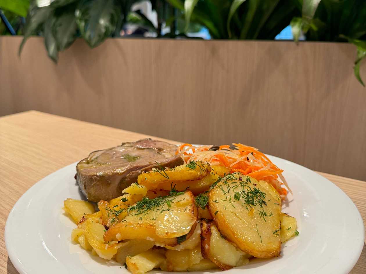 Cūkgaļas pavēdere ābolu - brūkleņu mērcē