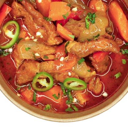 MENIU Tigaie de porc picantă, garnitură și bautură răcoritoare