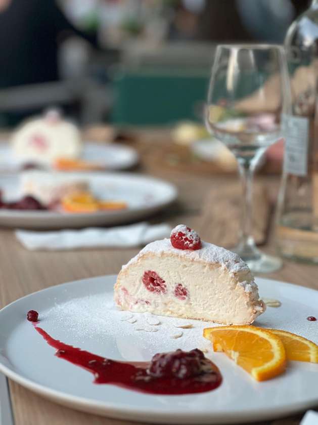 Rulada Pavlova cu zmeura si sos de fructe de padure