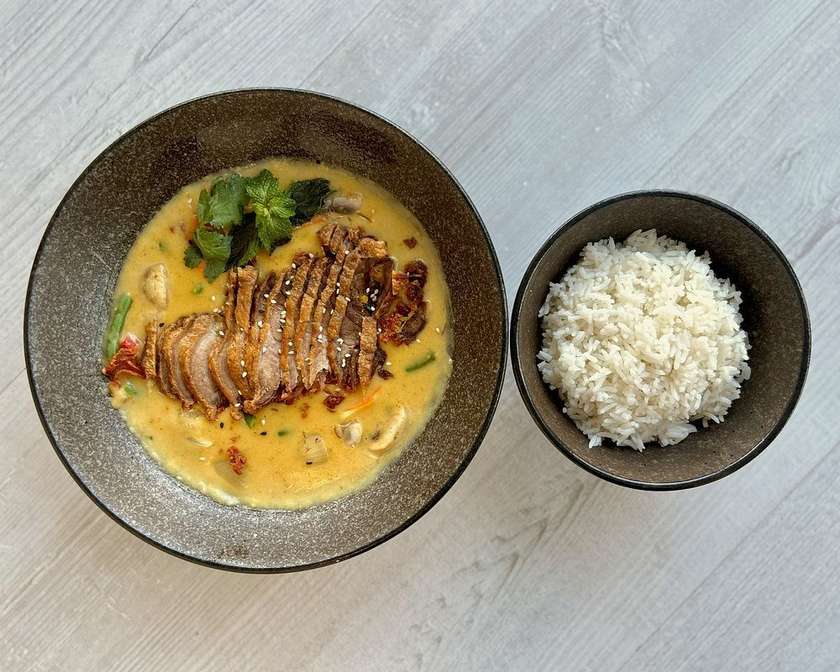 Žluté Kari s kachnou