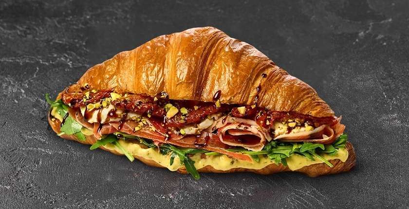 Croissant Francuski Z Szynką Długodojrzewającą i Suszonymi Pomidorami